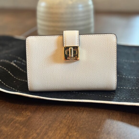 Kate Spade Phoebe Turnlock Medium Leather Wallet Meringue KF534 - Picture 1 of 7